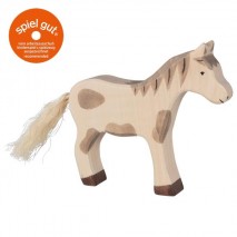 Cheval debout tacheté